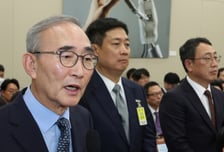 KT, 다음달까지 위약금 면제…유심 교체시 '대란 주의보'