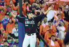 한화, 삼성 꺾고 19년만 'KS 진출' 눈앞…문동주 6K 완벽투구