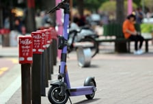 속도 안 줄이고 딸 향해…중학생들 탄 킥보드에 치인 30대 엄마 중태