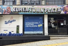 "휴가 한 잔 하러 갑니다"…가게 문 닫고도 웃음꽃 핀 사장님들