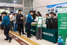 "푸른제복 영웅을 초록 앞치마가 응원"...스타벅스, 경찰들에게 커피 지원