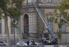 '1460억' 루브르 박물관 도난품, 어디에?…"암시장 팔기위해 녹였을 것"