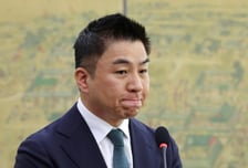 문체위 국감 '왕의 의자 앉은 김건희' 질타에…"1~2분 정도 착석"