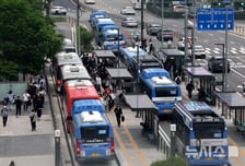 "버스 세워" 술 취한 50대, 기사 폭행…중앙분리대 들이받아 승객 공포