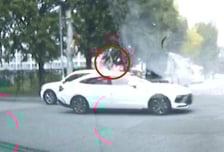 "생각이 있는 거냐"…'새차' 고사 지내던 여성, 택시 지나가자 '휙'