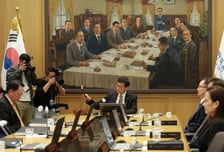 부동산 재과열 우려에…한은, 기준금리 연 2.5%로 '3연속 동결'