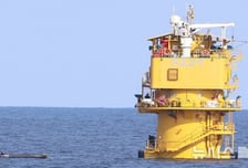 中 '서해구조물'서  고속정·잠수부 포착…정부 "중국에 문제 제기할 것"