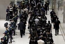 '한국인 57명' 쏟아져 나왔다…캄보디아 건물 급습 "사기 혐의 체포"