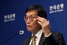 불붙은 집값, 기름 부을라… 韓銀, 금리동결