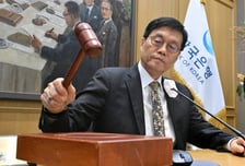 집값·환율 안정 최우선… 미뤄진 금리인하, 11월도 불투명