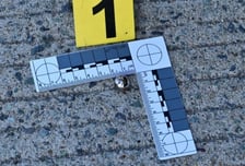 새총으로 '탕'…카페·차량 유리 깬 60대, '쇠구슬 테러' 이유는