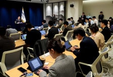 [속보]대통령실 "관세협상, 성과 위한 노력 멈추지 않아…기다려달라"