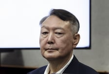 윤석열 측 "식사 거르면 실명 위험"…내란 재판 16회 연속 불출석