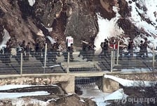 북한군 귀순 때 '특이동향 없다'더니…북 추격조, 휴전선 넘어 초소 200m 앞까지