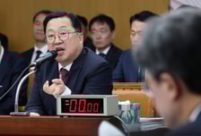 "계엄 옹호하나" "내가 학생회장 출신"…이장우 대전시장과 계엄 공방