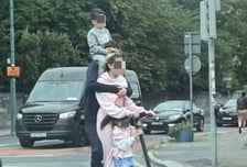 헬멧도 없이 목마까지…킥보드 한 대에 올라탄 네 가족 '소름'