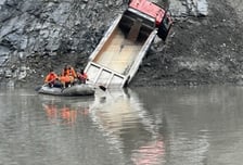 18m 깊이 웅덩이 빠진 덤프트럭…운전사 5일 만에 숨진 채 발견