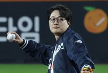 [포토] 이장원 '고막남친의 열정 시구'