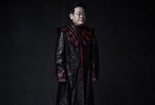 '마왕' 신해철 무대의상 입은 李 대통령…무슨 인연이길래?