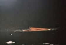 흑산도 바다 한복판 침수 어선 뒤집혔다…선체 위 선원 8명 극적 구조