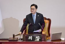 "이럴 때 박수 한 번"…국감 중 본회의, 비쟁점법안 70여건 처리