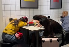 "중국인 관광객 맥도날드서 쪽잠"…Z세대 유행 '특수부대식 여행' 논란