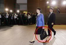 일본 첫 여성총리가 든 '130만원 가방' 뭐길래…"지금 사면 내년 출고"