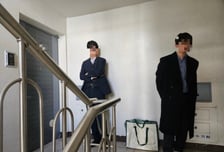 내란특검 황교안 자택 압색 시도…문닫혀 지지자들과 대치