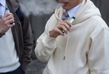 자녀가 흡연 걸려도 오냐오냐…"내가 허락" 항의한 부모, 결국