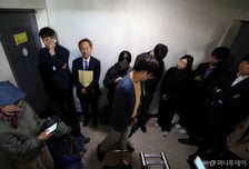 특검, '계엄 당일 SNS' 황교안 자택 압수수색…"가벼운 범죄 아냐"