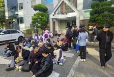 황교안 자택 앞으로 몰려든 지지자들…특검 영장 집행 지연