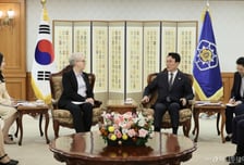 美 오리건 주지사 만난 김민석 총리 "코리안데스크 설치 관심 당부"