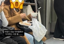 지하철 2호선 '김치보쌈녀'…"객차에 음식 냄새 다 퍼져"