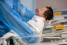 "여동생에 질투" 갓난아기 창밖에 던졌다…러 5세 소녀 '살해 혐의'