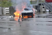 전기차 배터리 화재, 원격으로 '뚫고' 진압…국산 장비 실차시험 성공