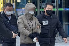 모습 드러낸 '식당 흉기 살인' 60대…구속심사 출석하며 "죄송"