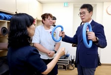 "집에서 편안한 노후를…" 자식 대신 손내민 '돌봄'