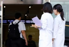 전공의, 전문의 시험 '또 특혜'…"수련 질 담보 못해" 선배들도 한숨