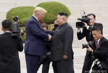 트럼프의 러브콜 퇴짜? 밀당?…김정은 순항미사일 발사, 속내는