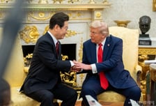 이재명 대통령, '국빈방한' 트럼프에 금관 모형 선물···오찬은 '한식 3코스'