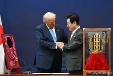 [속보]트럼프 "한미 계속 협력…남은 구름 조만간 걷힐 것"