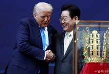 '파란 넥타이' 트럼프, 신라금관·무궁화 훈장 받고 "당장 착용하고 싶어"