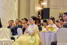 김혜경 여사 'APEC 기념 한복패션쇼' 관람…'갓' 패션 소개