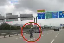 6차선 고속도로 달리던 킥보드, 차선 변경까지…"아예 금지해야" 분노