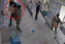 [영상]교도관에 주먹질, "손가락 깨물어 잘랐다" 자해도…'막장' 재소자들