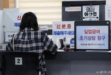 "29세 이하 신입, AI에 밀렸다"…50대는 AI 활용 높은 업종서 고용증가