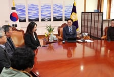 12.29 여객기 참사 유가족 만난 우원식 의장 "국가안전시스템 점검"