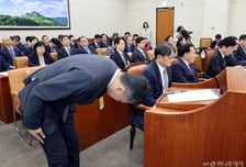 연신 고개숙인 MBK 부회장, 농협 홈플러스 인수에 "시너지 있을 것"