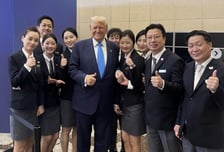 '치즈버거' 룸서비스 시키더니…'초딩입맛' 트럼프, 만찬장서 엄지 '척'