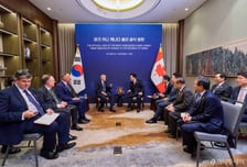 [속보]이재명 대통령, 캐나다 총리와 정상회담서 백자 선물